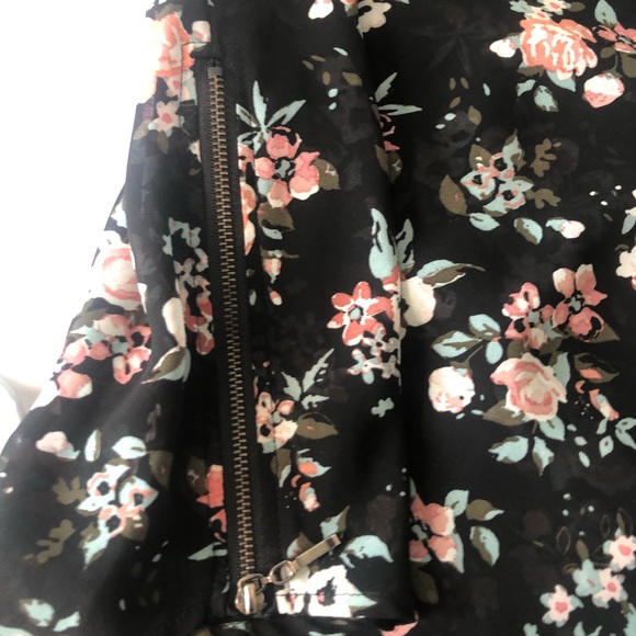 Black Floral Print Sleeveless Blouse - Picture 3 of 3